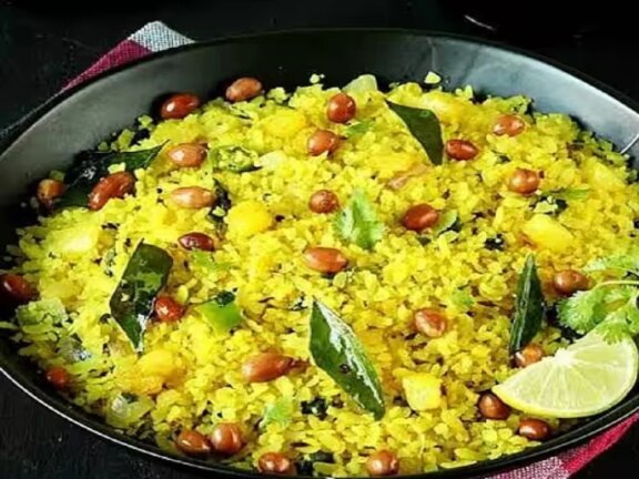 हेल्थ टिप्स: सेहत के लिए बेहद फायदेमंद है पोहा, अपनी डाइट में करें शामिल