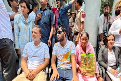 अब पैलेट गन पीड़िता के साथ धरने पर बैठे राहुल गांधी, की ये मांग