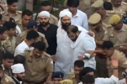 भारी पुलिस बल के पहरे में अबान का अंतिम संस्कार: पैरोल पर आए भाइयों ने दिया कंधा, उमड़ा जनसैलाब।
