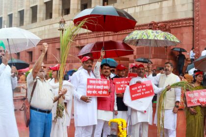 राम मंदिर चढ़ावा चोरी पर संसद में भारी संग्राम: सपा का हल्लाबोल, अमित शाह के जवाब पर अड़े सांसद।