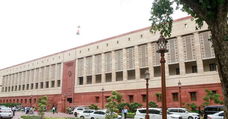 BREAKING: मानसून सत्र के अंतिम दिन भारी हंगामे की आहट और अमेरिका में सैन्य हेलिकॉप्टर हादसे में पायलटों की मौत!