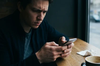 Seen का इंतज़ार और बढ़ता तनाव: क्या 'Texting Anxiety' छीन रही है आपकी मानसिक शांति?