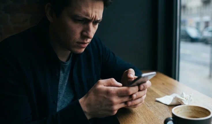 Seen का इंतज़ार और बढ़ता तनाव: क्या 'Texting Anxiety' छीन रही है आपकी मानसिक शांति?