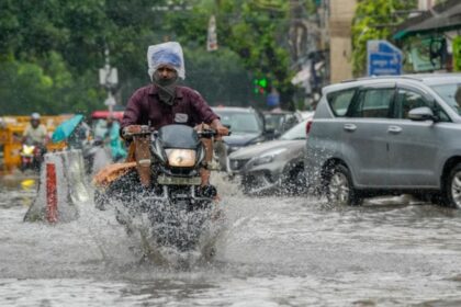 दिल्ली-एनसीआर में बारिश का कहर, जलभराव से कई सड़कें बनीं तालाब