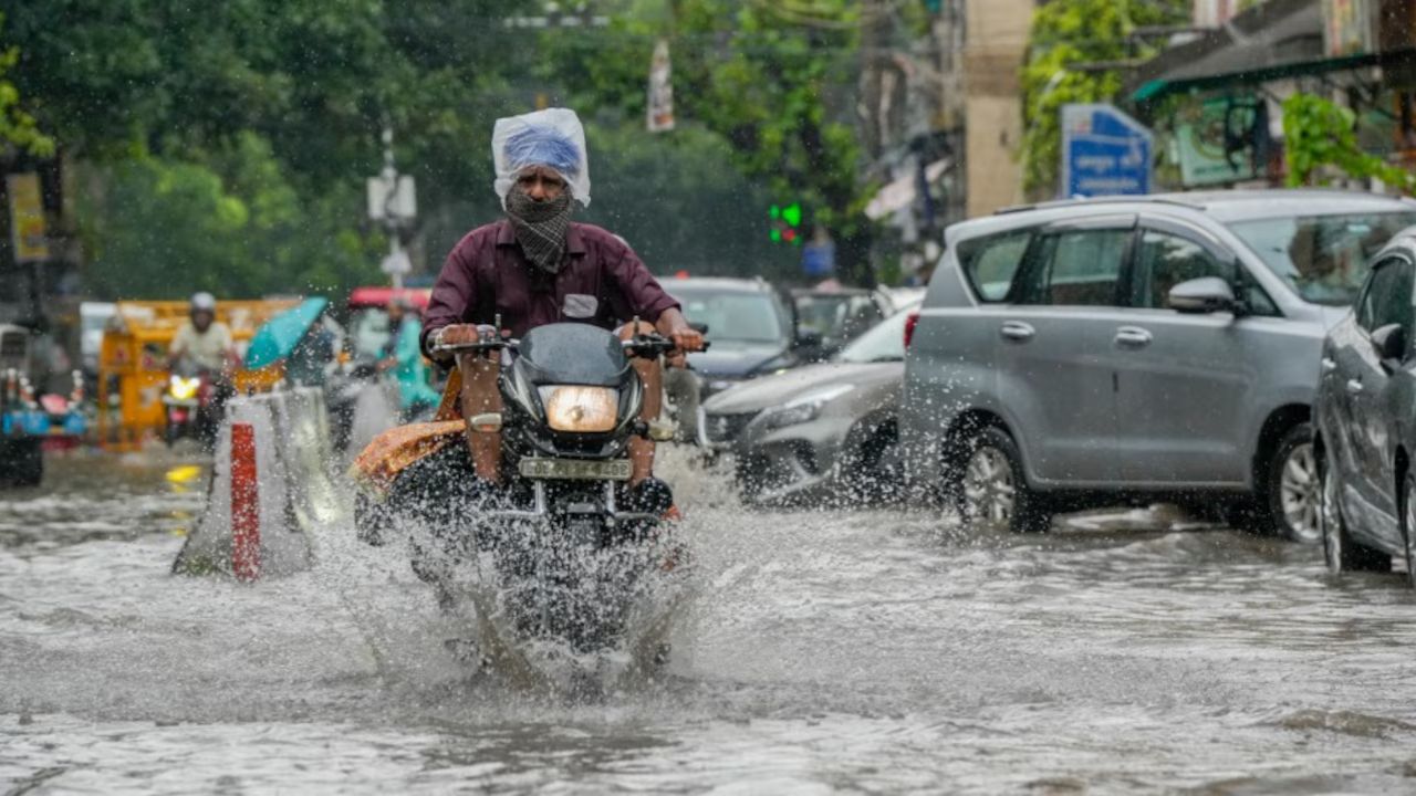 दिल्ली-एनसीआर में बारिश का कहर, जलभराव से कई सड़कें बनीं तालाब