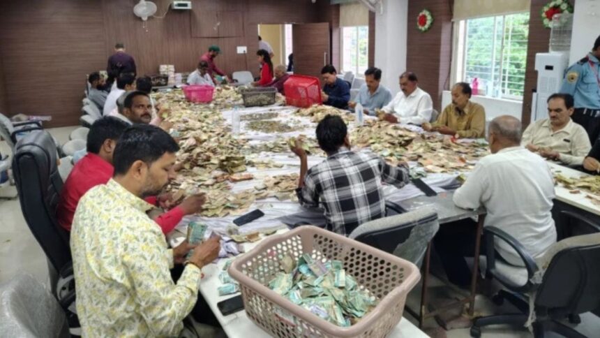 खजराना गणेश मंदिर की दान पेटियों में निकली लाखों की रकम, सभी पेटियां खुलने के बाद सामने आएगा कुल चढ़ावा
