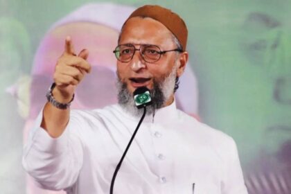 ओवैसी ने RSS-BJP पर साधा निशाना, मनुस्मृति और संविधान को लेकर लगाए गंभीर आरोप