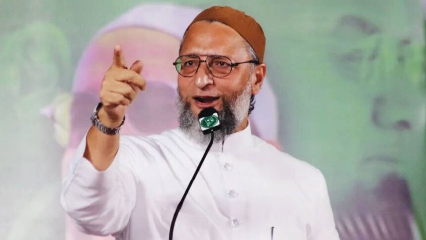 ओवैसी ने RSS-BJP पर साधा निशाना, मनुस्मृति और संविधान को लेकर लगाए गंभीर आरोप