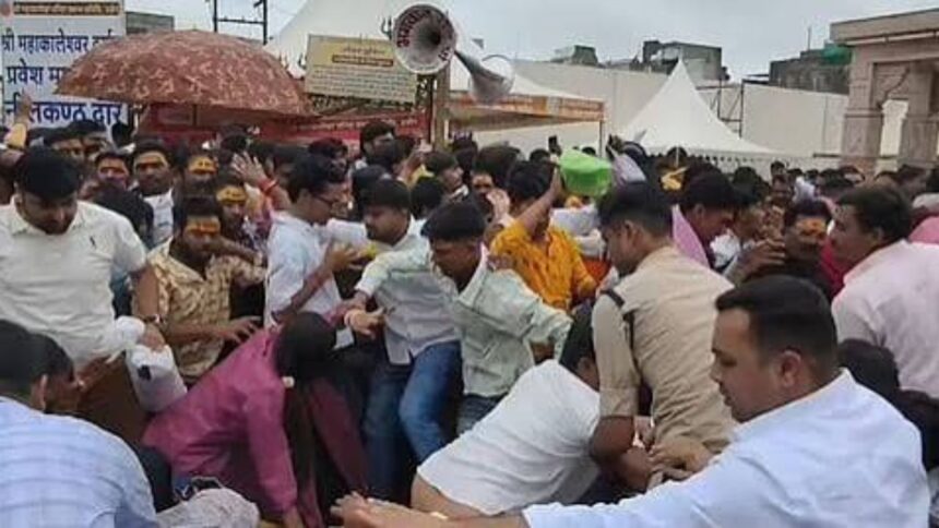 Ujjain Mahakal Temple Stampede: महाकाल मंदिर में करंट की अफवाह से मची भगदड़, कई श्रद्धालु घायल, व्यवस्था पर उठे गंभीर सवाल और आरोप