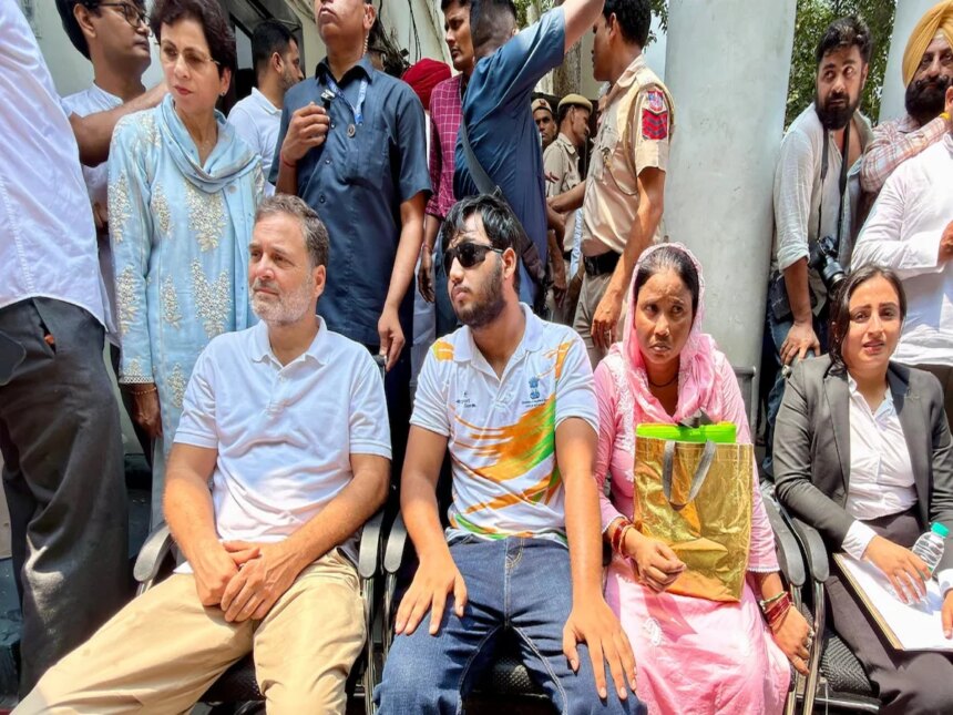 अब पैलेट गन पीड़िता के साथ धरने पर बैठे राहुल गांधी, की ये मांग