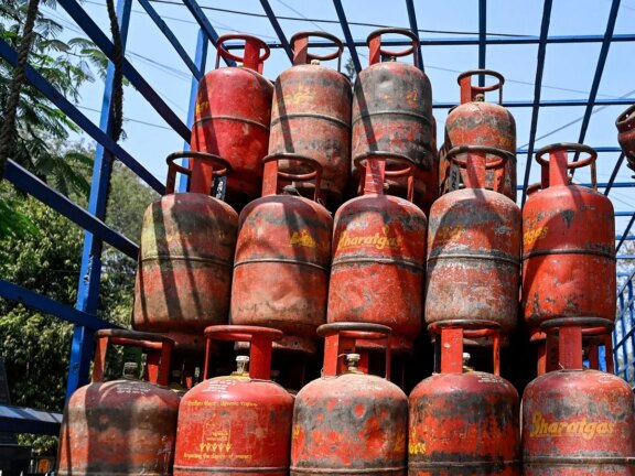 एलपीजी सिलेंडर: क्या आज कम हुए दाम? ये प्रमुख शहरों में नवीनतम दरें हैं