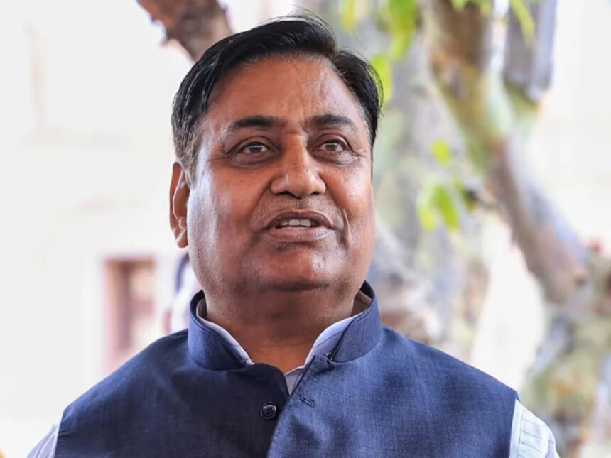 डोटासरा ने निशाना साधते हुए कहा कि देश भर में 73 लाख किसान सिर्फ दो साल में फसल बीमा से बाहर हो गए हैं...| City News in Hindi डोटासरा ने साधा निशाना, कहा