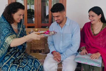 नीली साड़ी में कंगना रनौत का दिखा रॉयल अंदाज, भाई अक्षत संग रक्षाबंधन की खूबसूरत तस्वीरें वायरल