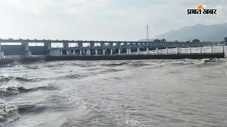 नेपाल में जल प्रलय: गंडक में उठेंगी 3 मीटर ऊंची लहरें, बैराज से भारी डिस्चार्ज के बाद CM सम्राट का बड़ा अलर्ट!