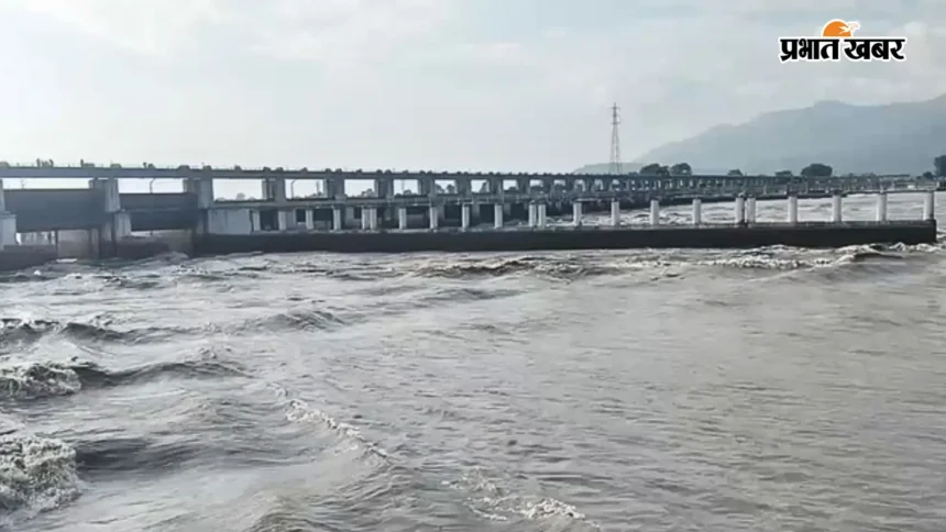 नेपाल में जल प्रलय: गंडक में उठेंगी 3 मीटर ऊंची लहरें, बैराज से भारी डिस्चार्ज के बाद CM सम्राट का बड़ा अलर्ट!