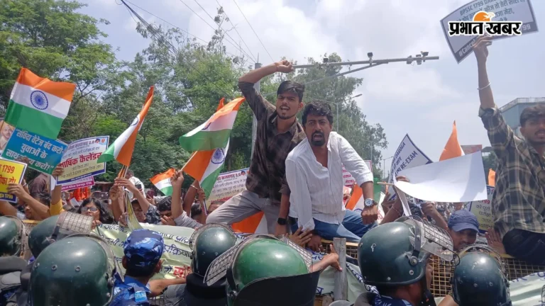 पटना में छात्रों का महासंग्राम: बैरिकेडिंग तोड़ सीएम आवास की ओर कूच, रोकने के लिए खुद मैदान में उतरे DM-SSP