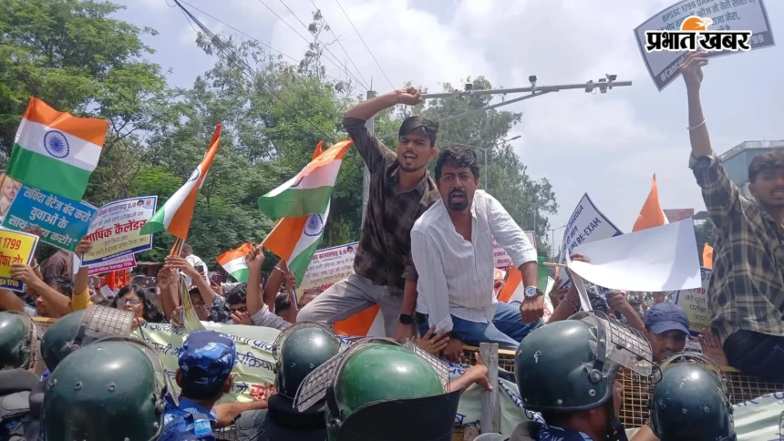 पटना में छात्रों का महासंग्राम: बैरिकेडिंग तोड़ सीएम आवास की ओर कूच, रोकने के लिए खुद मैदान में उतरे DM-SSP