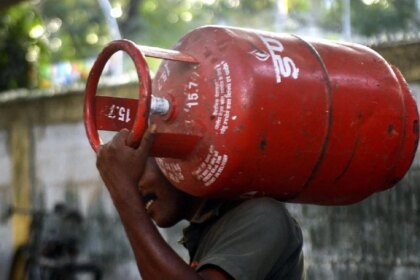 रसोई गैस की कीमतें: घरेलू और कमर्शियल गैस सिलेंडर की कीमतों में कोई बदलाव नहीं, आपको खर्च करने होंगे इतने पैसे