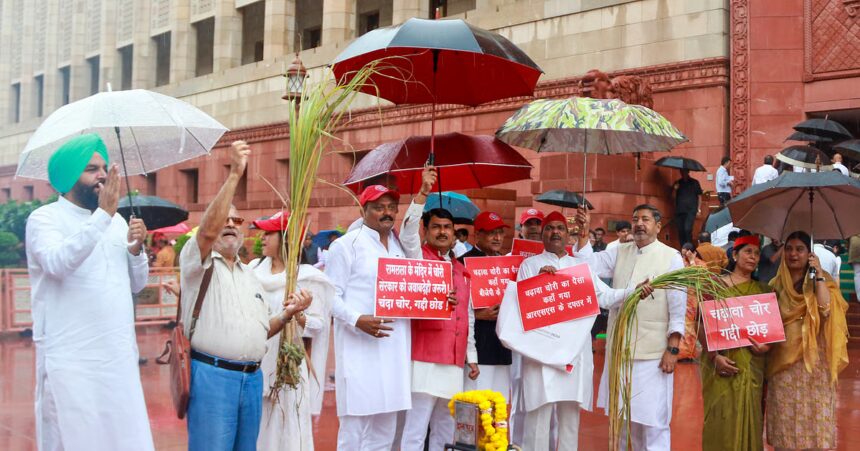 राम मंदिर चढ़ावा चोरी पर संसद में भारी संग्राम: सपा का हल्लाबोल, अमित शाह के जवाब पर अड़े सांसद।