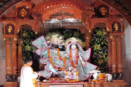 वृंदावन यात्रा: इस्कॉन से निधिवन के रहस्य तक, इन दिव्य मंदिरों के दर्शन बिना अधूरी है आपकी भक्ति!