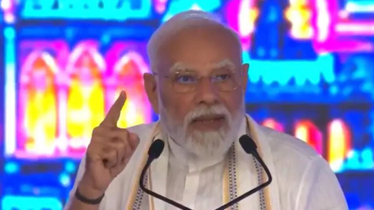 PM मोदी के मुंबई कार्यक्रम से पहले दो लोग हिरासत में, एक के पास फर्जी PMO ID और बॉडीगार्ड के पास बंदूक