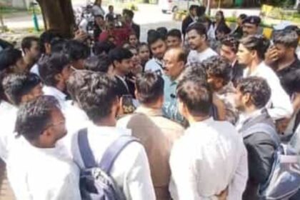 रानी दुर्गावती यूनिवर्सिटी में आउट ऑफ सिलेबस हिंदी पेपर पर छात्रों का हंगामा, दोबारा परीक्षा की मांग