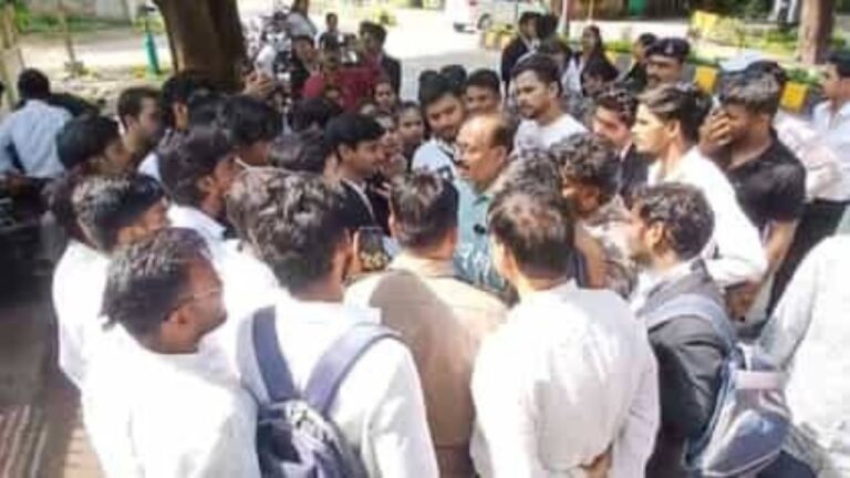 रानी दुर्गावती यूनिवर्सिटी में आउट ऑफ सिलेबस हिंदी पेपर पर छात्रों का हंगामा, दोबारा परीक्षा की मांग