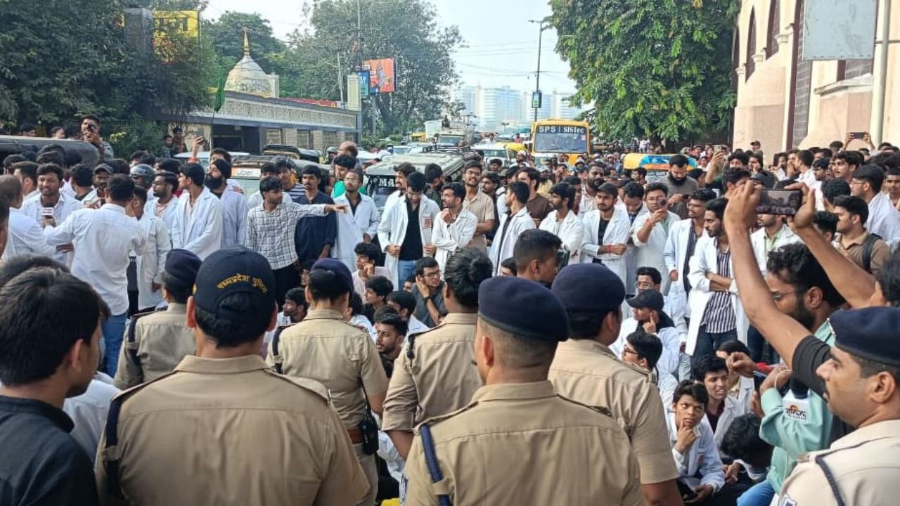 इंटर्न डॉक्टरों ने 14,337 से 30 हजार रुपये स्टाइपेंड की मांग रखी, सरकार से लिखित आश्वासन पर अड़े