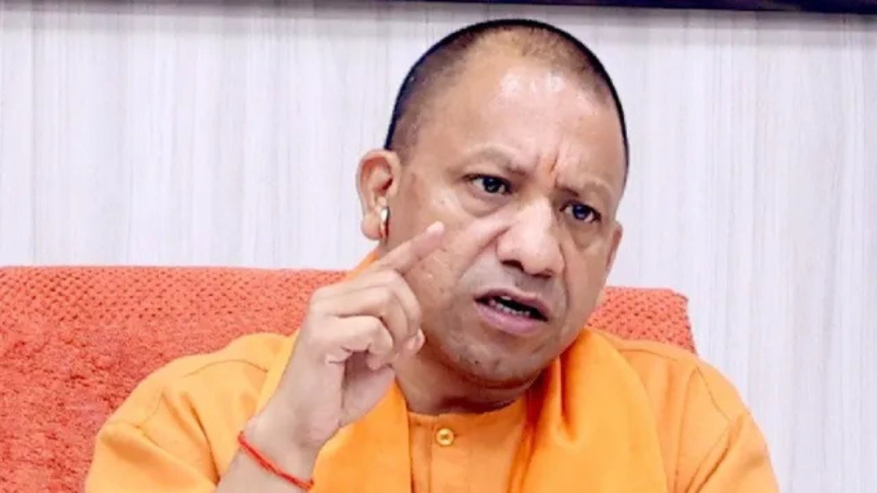 यूपी में अतिवृष्टि पर CM योगी सख्त, 24 घंटे में मुआवजा और 681 प्रमुख सड़कें गड्ढामुक्त करने के निर्देश