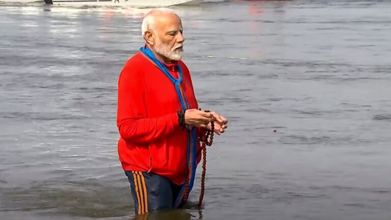 PM मोदी ने बताया क्यों धोए थे कुंभ के सफाईकर्मियों के पैर, सेवा यात्रियों से बोले- सेवा का सम्मान जरूरी