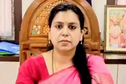 पूर्व IAS दिव्या मित्तल की सियासी एंट्री, राजा भैया संग तस्वीर ने बढ़ाई राजनीतिक हलचल