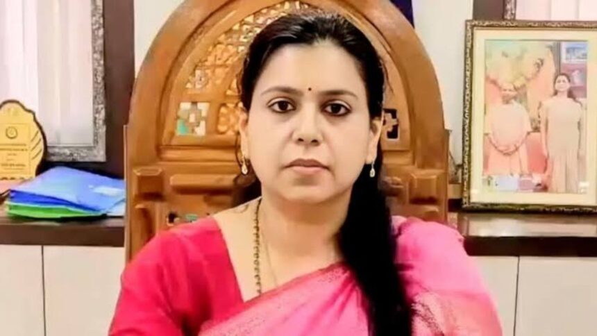 पूर्व IAS दिव्या मित्तल की सियासी एंट्री, राजा भैया संग तस्वीर ने बढ़ाई राजनीतिक हलचल