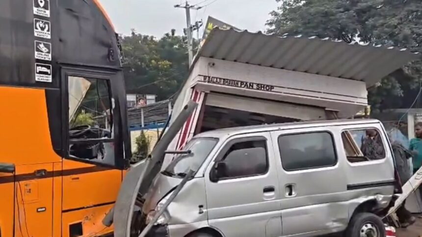 तेलंगाना में दर्दनाक सड़क हादसा, बस की टक्कर से मची अफरा-तफरी और होटल में लगी आग