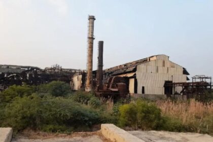 छाता चीनी मिल को लेकर घमासान, एथेनॉल प्लांट की मंजूरी के बाद भी धरना जारी; बढ़ी सियासी हलचल