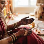 करवा चौथ पर चाहिए मेहंदी का सबसे गहरा रंग? बस 48 घंटे पहले अपनाएं ये जादुई टिप्स!