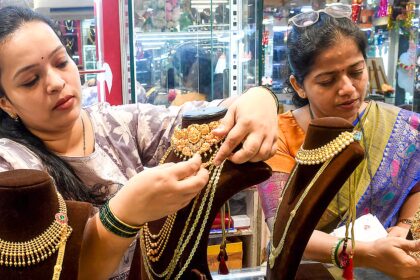 धड़ाम से गिरे सोना-चांदी के भाव! रिकॉर्ड ऊंचाई से ₹2 लाख सस्ती हुई चांदी, खरीदारी का सुनहरा मौका।