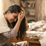 पार्लर के हजारों रुपये बचाएं! घर पर ही करें सैलून जैसा Hair Spa और पाएं बेहद रेशमी और चमकदार बाल