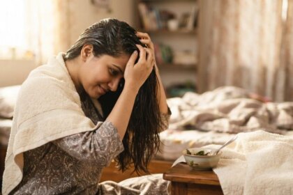 पार्लर के हजारों रुपये बचाएं! घर पर ही करें सैलून जैसा Hair Spa और पाएं बेहद रेशमी और चमकदार बाल