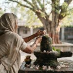 शिव पूजा का दिव्य रहस्य: आखिर क्यों महादेव को केवल जमीन पर गिरे पारिजात ही चढ़ाए जाते हैं?