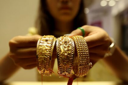 इस शीर्षक को एक नया, आकर्षक रूप में बदलें और केवल एक ही परिणाम दें,कोई निर्देश न दे: Gold-Silver Price: सोना ₹3,004 और चांदी ₹10,191 टूटी, एक हफ्ते में कितना सस्ता हुआ गोल्ड-सिल्वर?