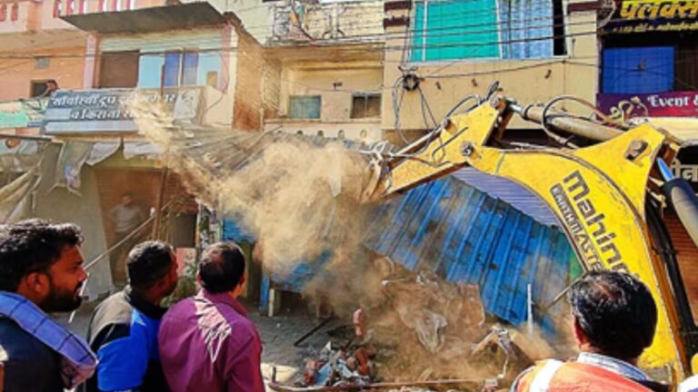 इंदौर में आरई-2 के अधूरे हिस्से पर बड़ी कार्रवाई, 80 से ज्यादा बाधक निर्माण हटाए
