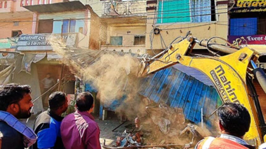 इंदौर में आरई-2 के अधूरे हिस्से पर बड़ी कार्रवाई, 80 से ज्यादा बाधक निर्माण हटाए