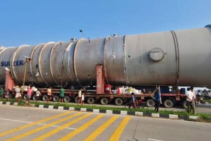 308 पहियों वाला मेगाट्रक गाजीपुर में पहुंचा, रास्ता बनाने में जुटा प्रशासन; जेसीबी से तैयार हो रहा वैकल्पिक मार्ग