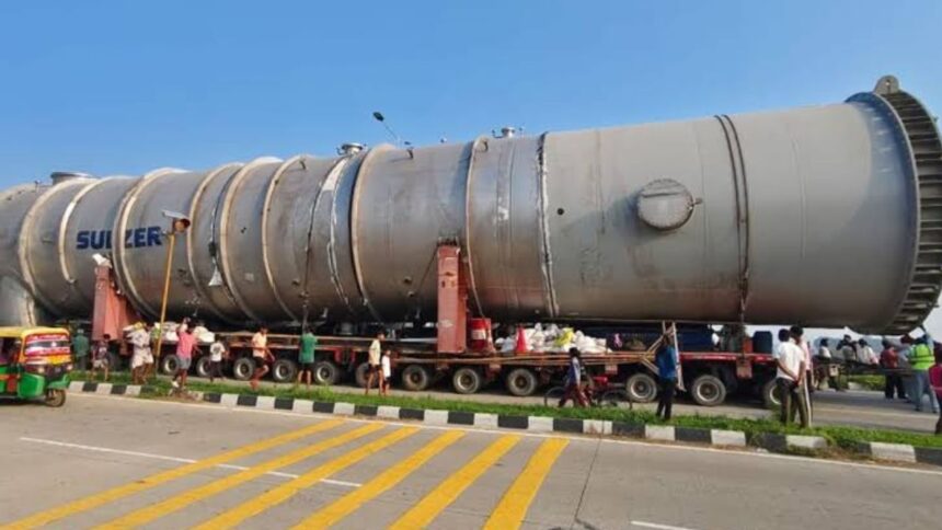 308 पहियों वाला मेगाट्रक गाजीपुर में पहुंचा, रास्ता बनाने में जुटा प्रशासन; जेसीबी से तैयार हो रहा वैकल्पिक मार्ग