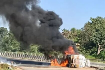 डूंगरपुर में तेज रफ्तार टैंकर पलटा, एसिड से भरे टैंकर में लगी आग; ड्राइवर की जिंदा जलकर मौत
