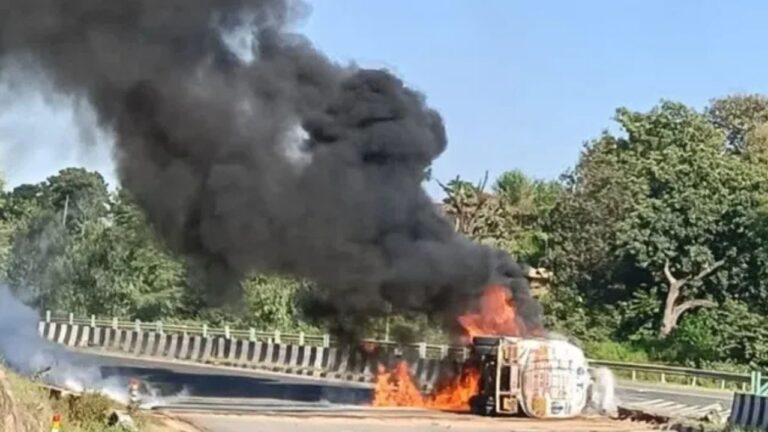डूंगरपुर में तेज रफ्तार टैंकर पलटा, एसिड से भरे टैंकर में लगी आग; ड्राइवर की जिंदा जलकर मौत