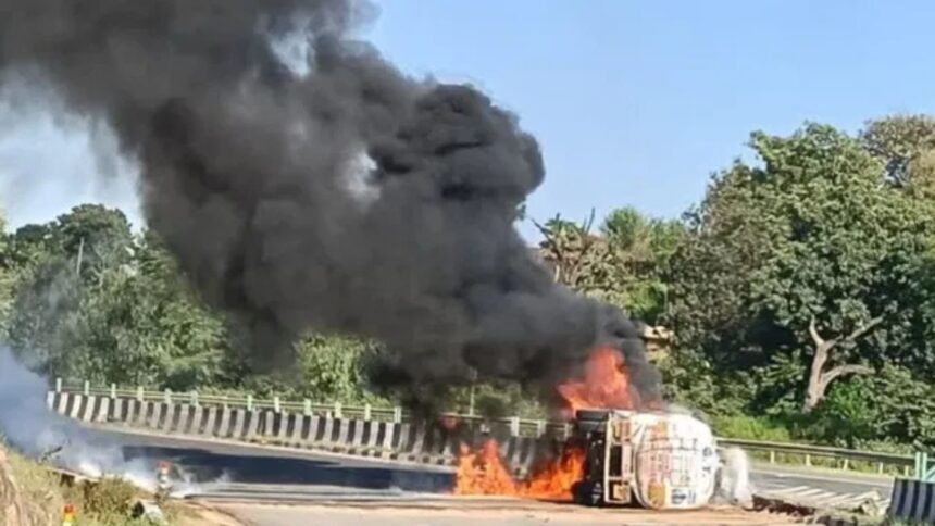 डूंगरपुर में तेज रफ्तार टैंकर पलटा, एसिड से भरे टैंकर में लगी आग; ड्राइवर की जिंदा जलकर मौत