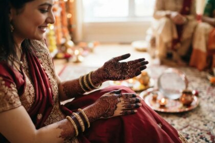 करवा चौथ पर चाहिए मेहंदी का सबसे गहरा रंग? बस 48 घंटे पहले अपनाएं ये जादुई टिप्स!