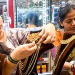 धड़ाम से गिरे सोना-चांदी के भाव! रिकॉर्ड ऊंचाई से ₹2 लाख सस्ती हुई चांदी, खरीदारी का सुनहरा मौका।