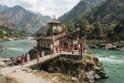 रहस्यमयी धारी देवी: यहाँ दिन में तीन बार अपना रूप बदलती हैं 'उत्तराखंड की रक्षक' मां काली!